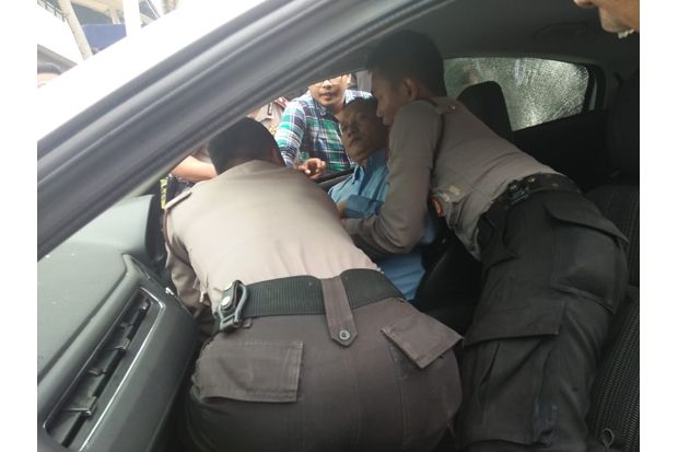 Ngebut, Kopaja P20 Hantam Mobil Pribadi di Kuningan