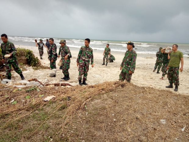 Tim Lantamal III Berhasil Tembus Desa Sumur yang Terisolir