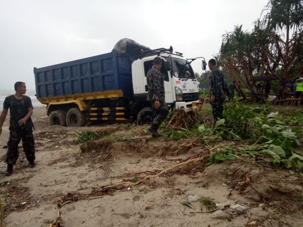 Tim Lantamal III Berhasil Tembus Desa Sumur yang Terisolir