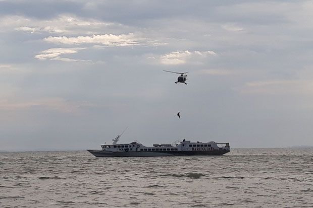 TNI AL Evakuasi Korban Kapal Ferry yang Ditembaki Perompak