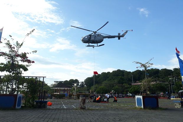 TNI AL Evakuasi Korban Kapal Ferry yang Ditembaki Perompak