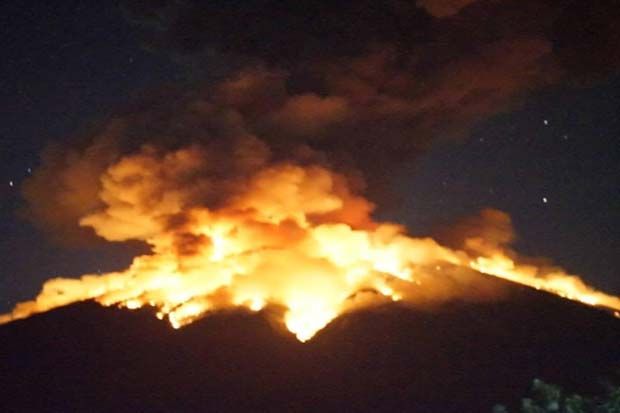 Gunung Agung Meletus, Semburkan Lava Pijar hingga 2 Km