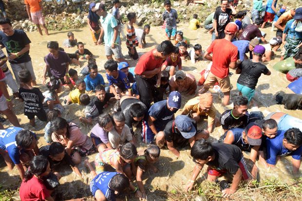 Serunya Berebut Ikan Lele di Kali Sadang Semarang