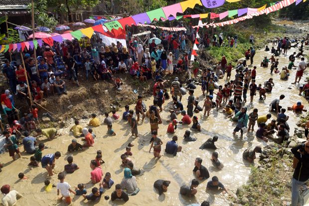 Serunya Berebut Ikan Lele di Kali Sadang Semarang