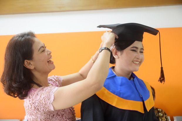 Lulusan Termuda Undip, Clarissa Diwisuda Usia 18 Tahun 3 Bulan