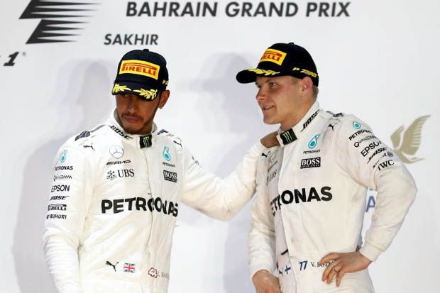 Lewis Hamilton (kiri-Mercedes) dan Valtteri Bottas di podium F1 GP Bahrain 2017. (Foto-eurosport)