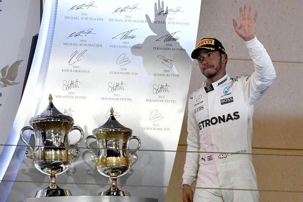 Lewis Hamilton (Mercedes) di podium F1 GP Bahrain 2017. (Foto-standard.co.uk)