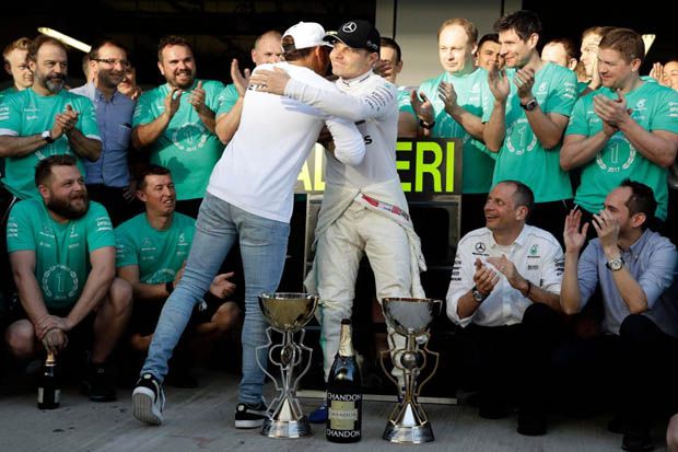 Lewis Hamilton memberi selamat atas kemenangan Valtteri Bottas di lomba F1 GP Rusia 2017. (Foto-thesun.co.uk)