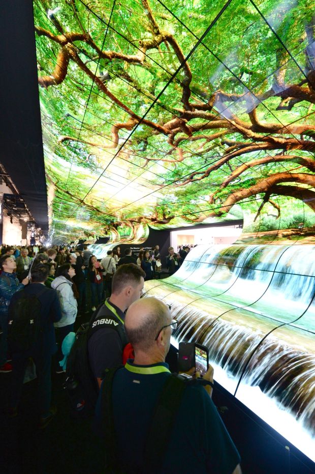 Instalasi Mahakarya 'LG OLED Falls' Pukau Pengunjung CES 2019
