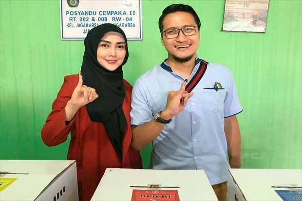 Nicolas Saputra Unggah Selfie Pertama, Ini Gaya Artis Nyoblos