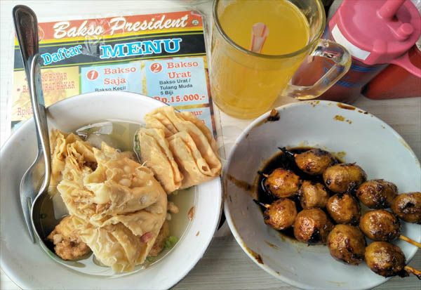 Sensasi Makan di Pinggir Rel Kereta Api di Bakso President Malang