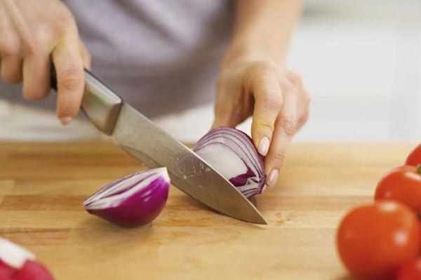 5 Tips Sederhana Mengiris Bawang Tanpa Bikin Menangis