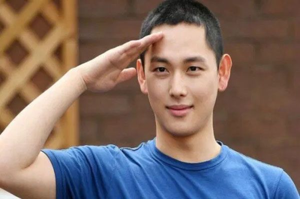 15 Selebritas KPop yang Akan Selesai Wamil Tahun Ini