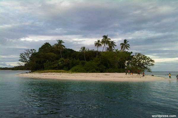 Pantai Pulau Guraici, Maluku Utara