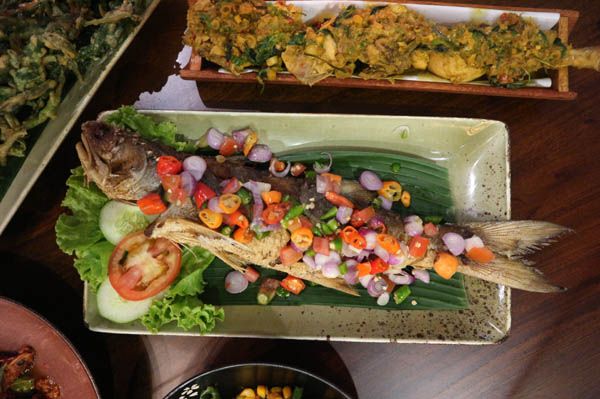 Menikmati Masakan Khas Minang dan Manado di Mantra Indonesia