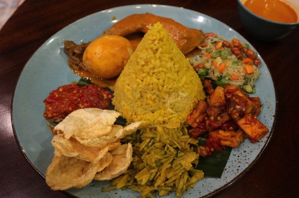 Menikmati Masakan Khas Minang dan Manado di Mantra Indonesia