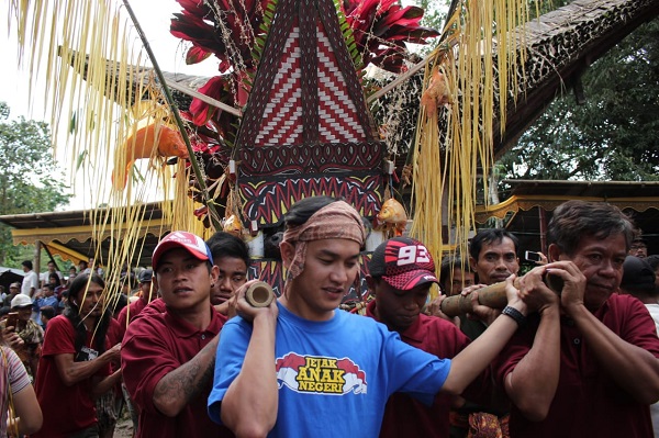 Menyusuri Eksotisme Toraja dari Upacara Rambu Tuka dan Kuburan Tebing Ke'Te Kesu
