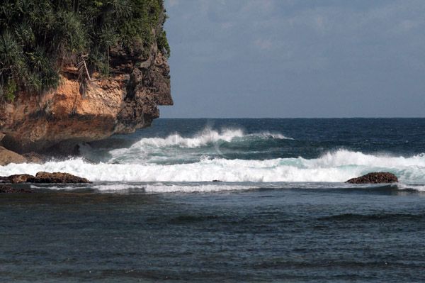 Menikmati Lukisan Surgawi di Pantai Ngliyep di Kabupaten Malang