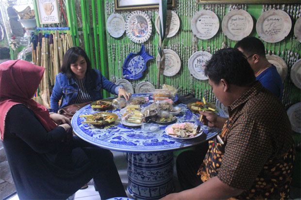 Menikmati Lezatnya Selat Warung Mbak Lies dengan Nuansa Klasik