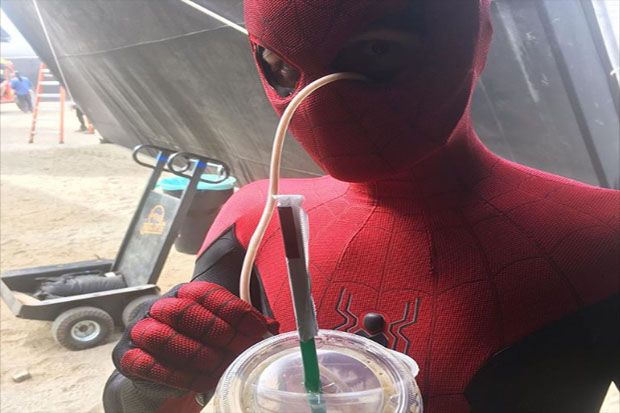 Begini Cara Tom Holland Minum Saat Mengenakan Kostum Spider-Man
