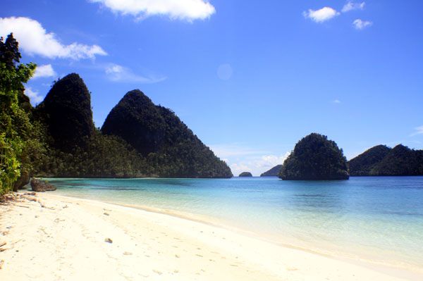 Surga Kecil yang Turun ke Bumi itu Bernama Pulau Wayag