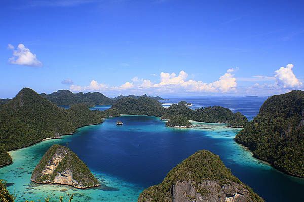 Surga Kecil yang Turun ke Bumi itu Bernama Pulau Wayag