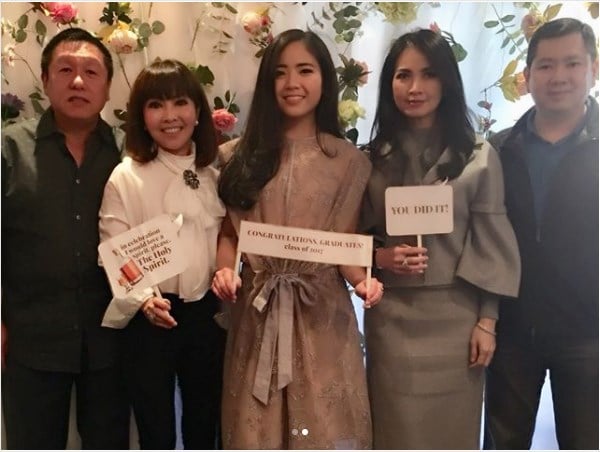 Rayakan Hari Kelulusan, Begini Quality Time HT dan Keluarga