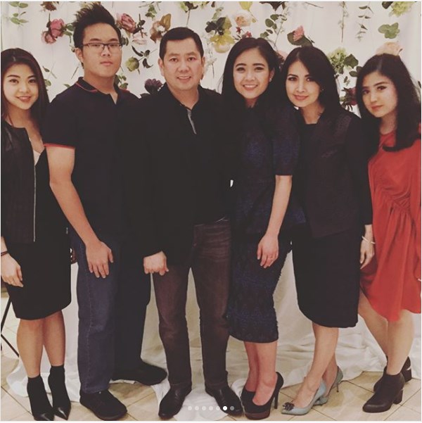 Rayakan Hari Kelulusan, Begini Quality Time HT dan Keluarga