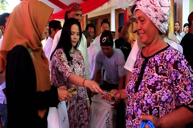 Hercules Bagikan Zakat pada Ribuan Warga Tak Mampu