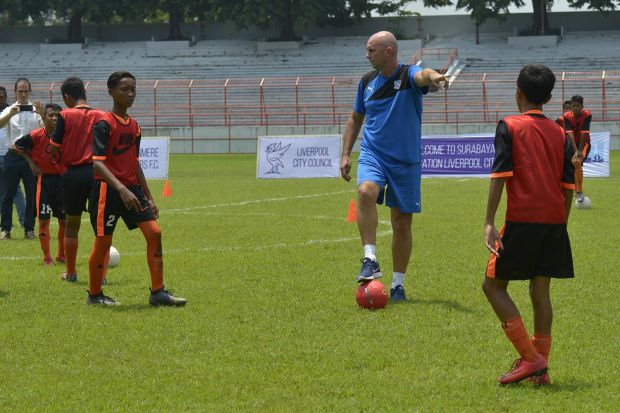 Pejabat Liverpool Kagumi Bibit Sepak Bola Anak Surabaya