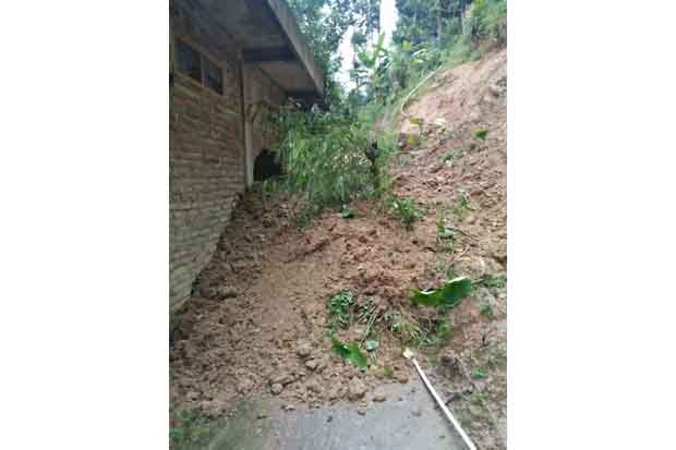 Tertimpa Tanah Longsor, Rumah Warga Borubudur Rusak
