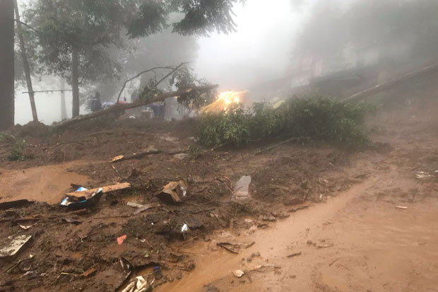 Tertimbun Material Longsor, Polisi Tutup Jalur Puncak