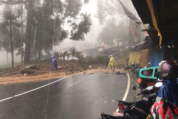 Jalur Puncak Kawasan Masjid Atta'awun Diterjang Longsor