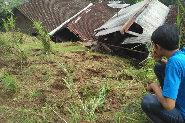 Diguyur Hujan Deras, Longsor Timbun 5 Rumah Warga Tulungagung
