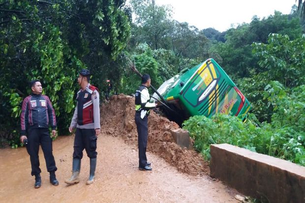 Jalan Lintas Padang-Solok Tertimbun Longsor, Satu Orang Tewas