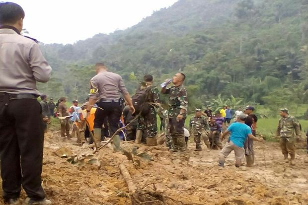 Tanah Longsor Tewaskan 1 Anak, Ibu Masih Dicari
