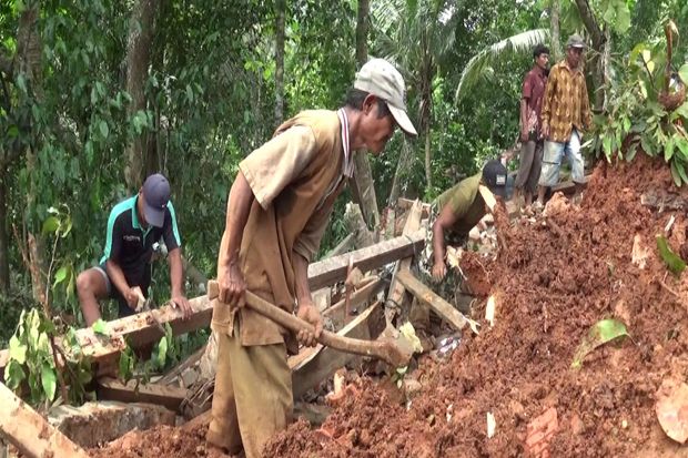 Tertimbun Longsor sejak Selasa Lalu, Tumadi Belum Ditemukan