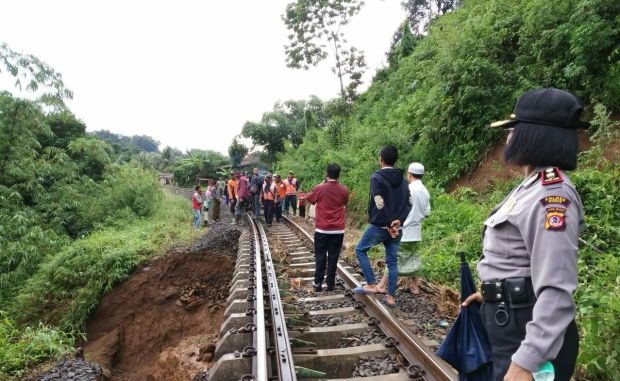 Longsor di 4 Titik, Kereta Api Bogor-Sukabumi Hanya Sampai Cigombong