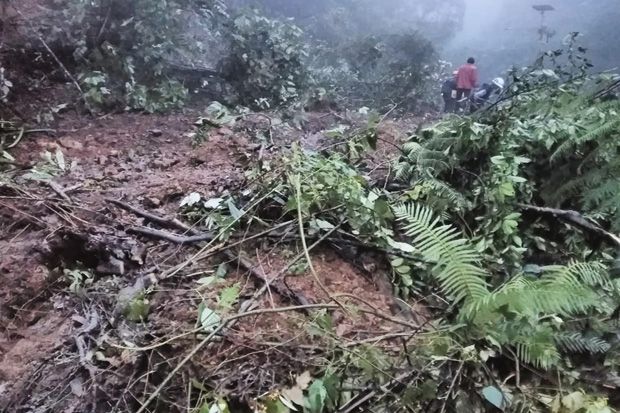 Jalan Solok-Padang Longsor 30 Meter, 1 Mobil Ikut Terseret