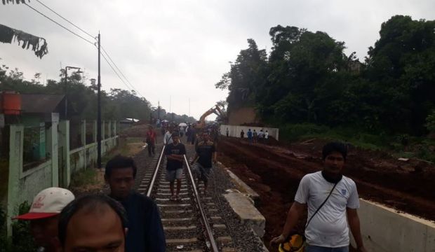 Proyek Doubel Track KA Longsor Timpa Anak-Anak Bermain, 1 Tewas