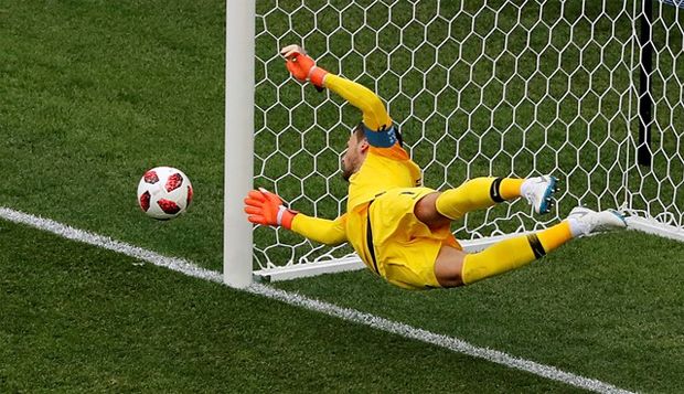 Nasib Kiper di Perempat Final : Lloris Dipuji, Muslera Dibenci