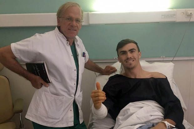 Loris Baz berfoto bersama dokter yang mengoperasi cederanya. (Foto-GPOne)