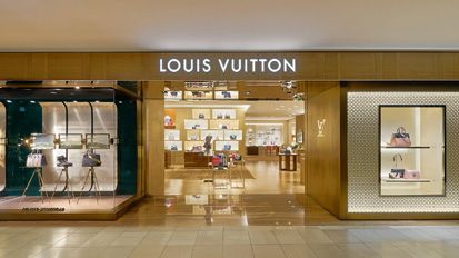 Aset CEO Louis Vuitton: dari Villa, Kastil, hingga Pulau Pribadi