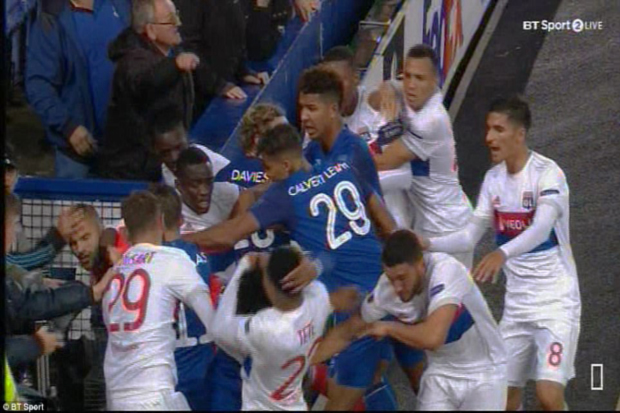 Everton Fans Slaps Lyon Goalkeeper