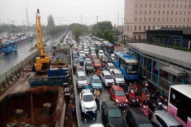 Jakarta Diguyur Hujan, Sejumlah Ruas Jalan Tergenang dan Macet Parah
