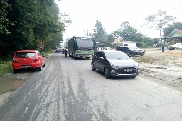 Jalan Nasional Longsor, Ratusan Kendaraan Terjebak Macet