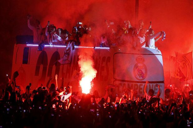 Real Madrid melakukan perayaan di Cibeles setelah sukes menjuarai La Liga 2016/2017 Real Madrid melakukan perayaan di Cibeles setelah sukes menjuarai La Liga 2016/2017