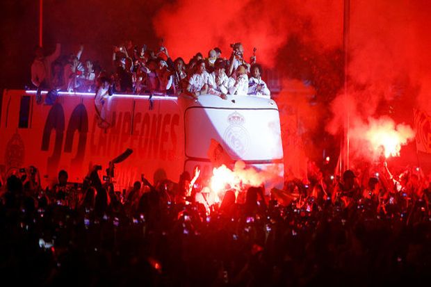 Real Madrid melakukan perayaan di Cibeles setelah sukes menjuarai La Liga 2016/2017 Real Madrid melakukan perayaan di Cibeles setelah sukes menjuarai La Liga 2016/2017