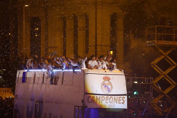 Real Madrid melakukan perayaan di Cibeles setelah sukes menjuarai La Liga 2016/2017 Real Madrid melakukan perayaan di Cibeles setelah sukes menjuarai La Liga 2016/2017