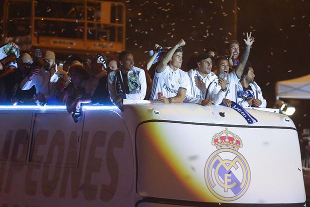 Real Madrid melakukan perayaan di Cibeles setelah sukes menjuarai La Liga 2016/2017 Real Madrid melakukan perayaan di Cibeles setelah sukes menjuarai La Liga 2016/2017